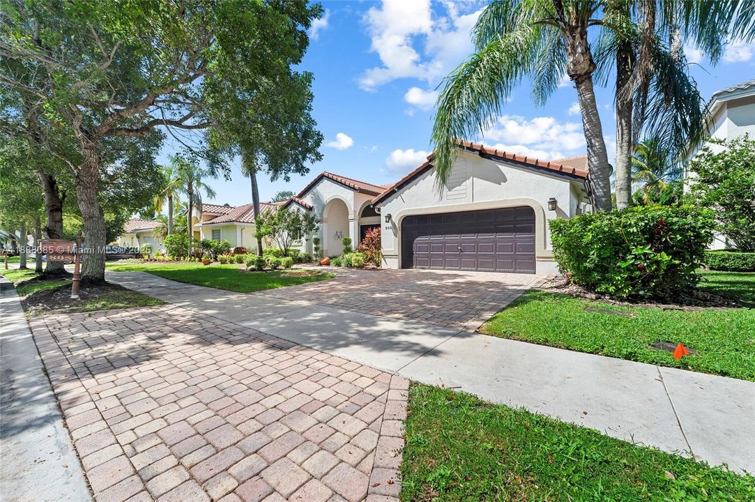 合同活跃: $1,099,000 (4 贝兹, 3 浴室, 2590 平方英尺)