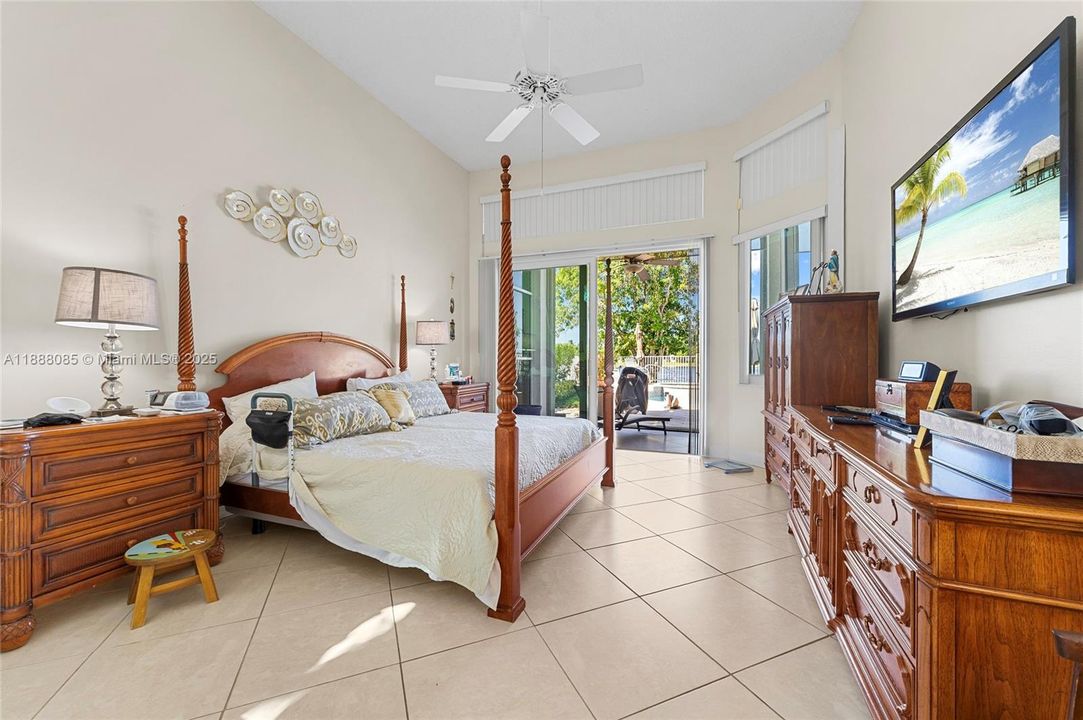 合同活跃: $1,099,000 (4 贝兹, 3 浴室, 2590 平方英尺)