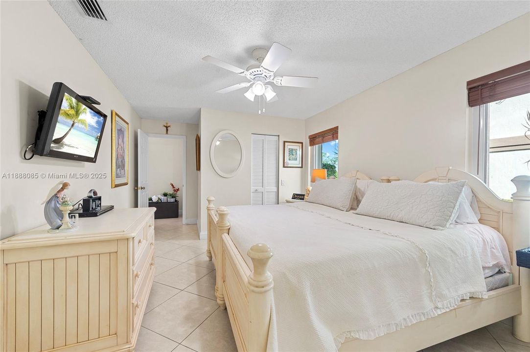 合同活跃: $1,099,000 (4 贝兹, 3 浴室, 2590 平方英尺)