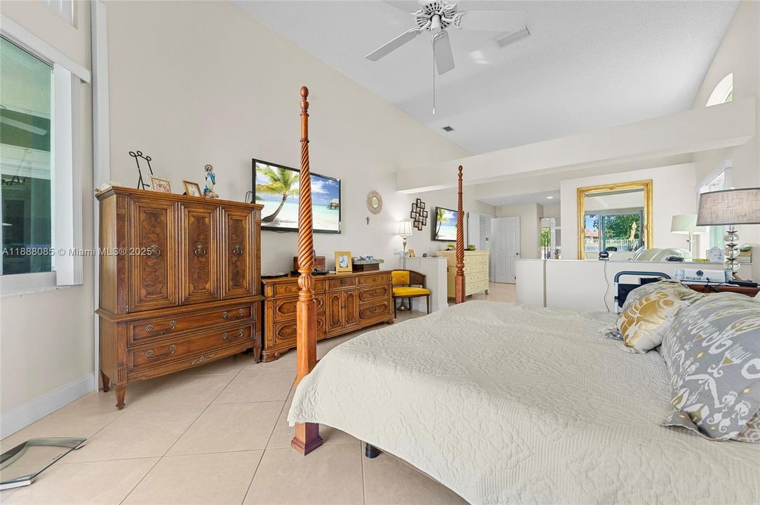 合同活跃: $1,099,000 (4 贝兹, 3 浴室, 2590 平方英尺)