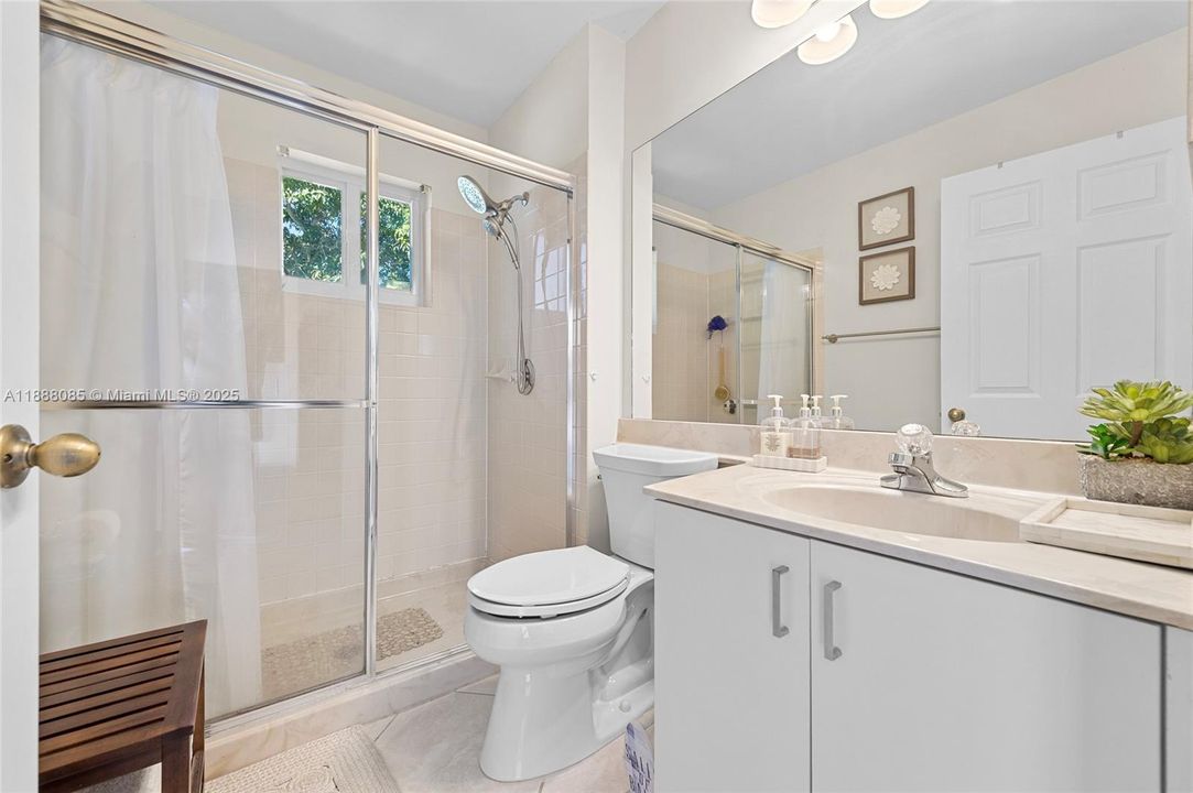 合同活跃: $1,099,000 (4 贝兹, 3 浴室, 2590 平方英尺)