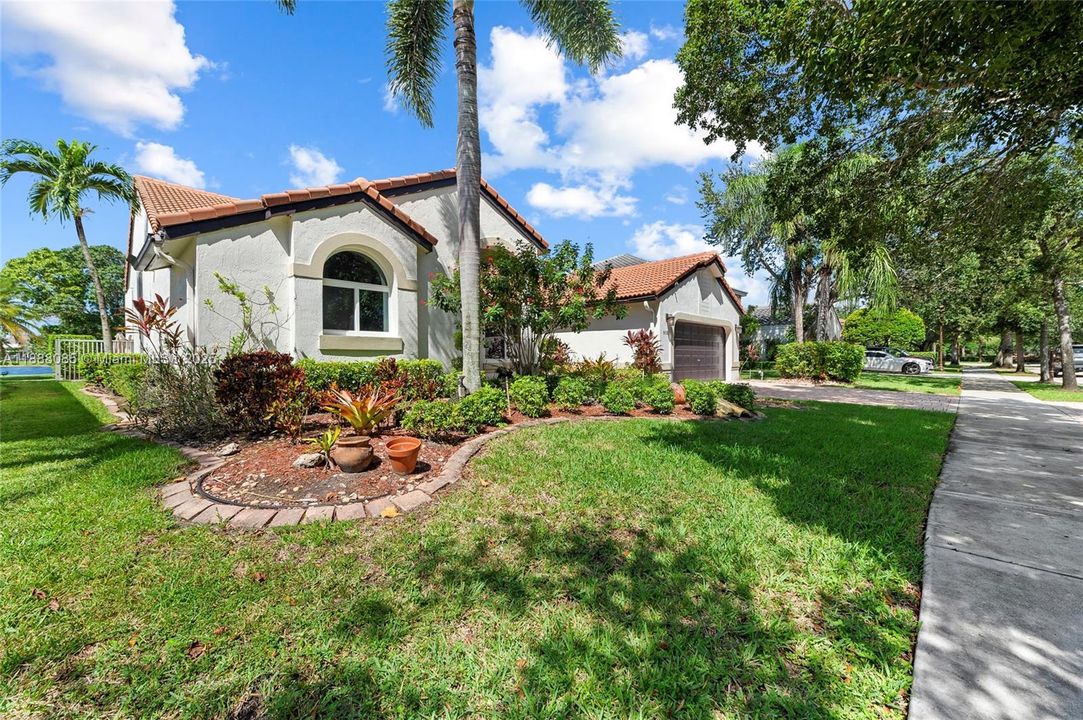 合同活跃: $1,099,000 (4 贝兹, 3 浴室, 2590 平方英尺)