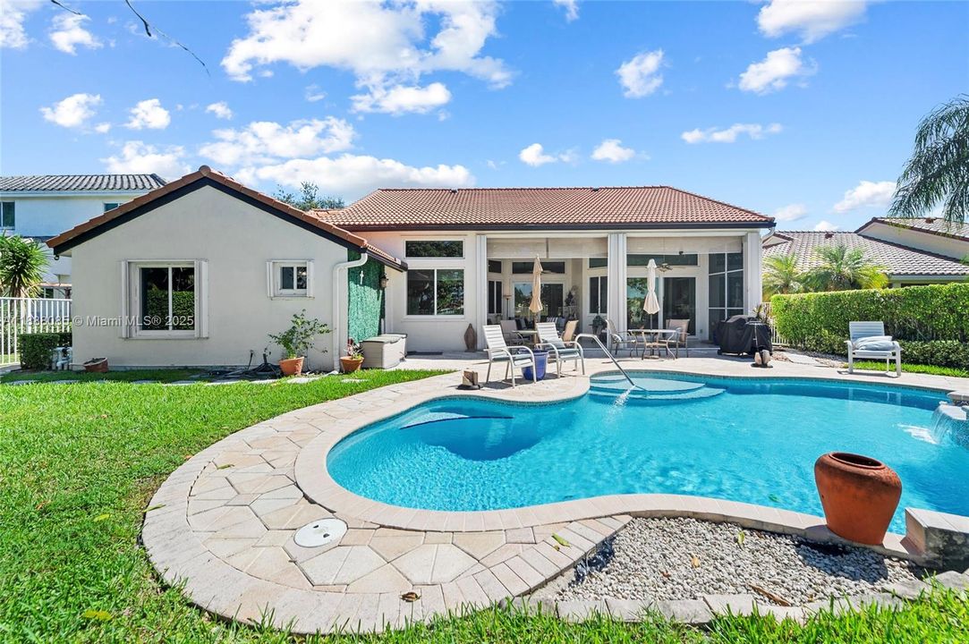 合同活跃: $1,099,000 (4 贝兹, 3 浴室, 2590 平方英尺)