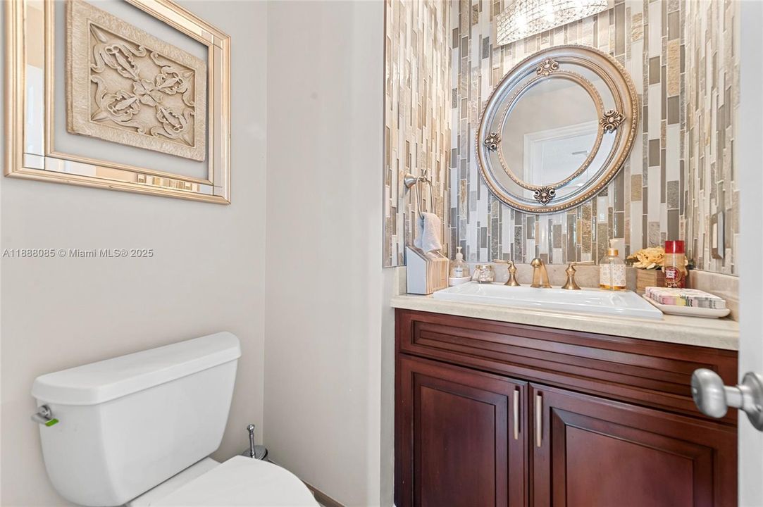 合同活跃: $1,099,000 (4 贝兹, 3 浴室, 2590 平方英尺)