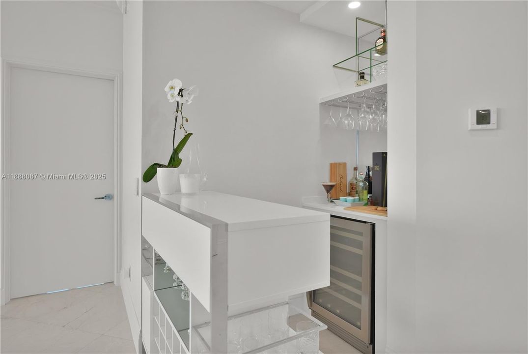 最近售出: $4,200,000 (3 贝兹, 3 浴室, 1940 平方英尺)