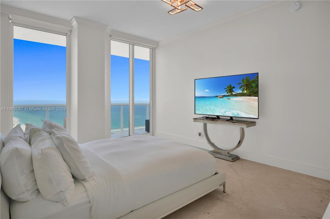 最近售出: $4,200,000 (3 贝兹, 3 浴室, 1940 平方英尺)