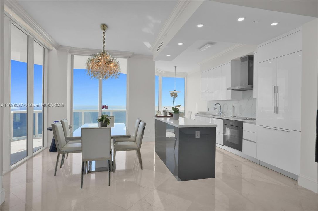 最近售出: $4,200,000 (3 贝兹, 3 浴室, 1940 平方英尺)