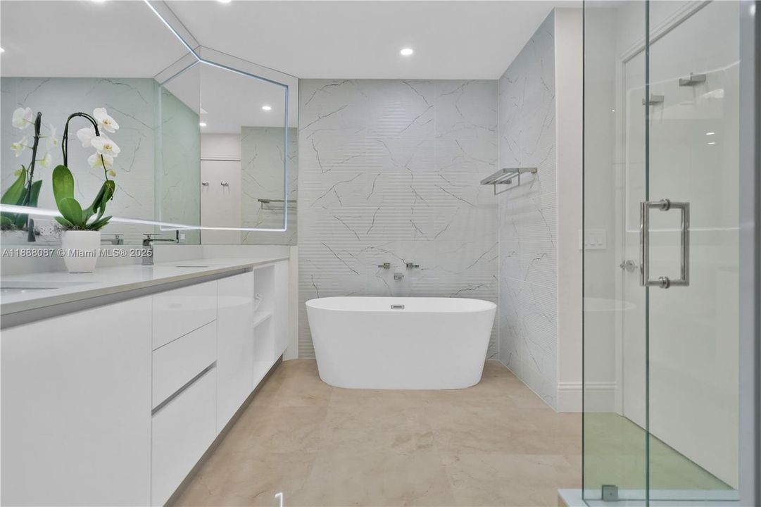 最近售出: $4,200,000 (3 贝兹, 3 浴室, 1940 平方英尺)