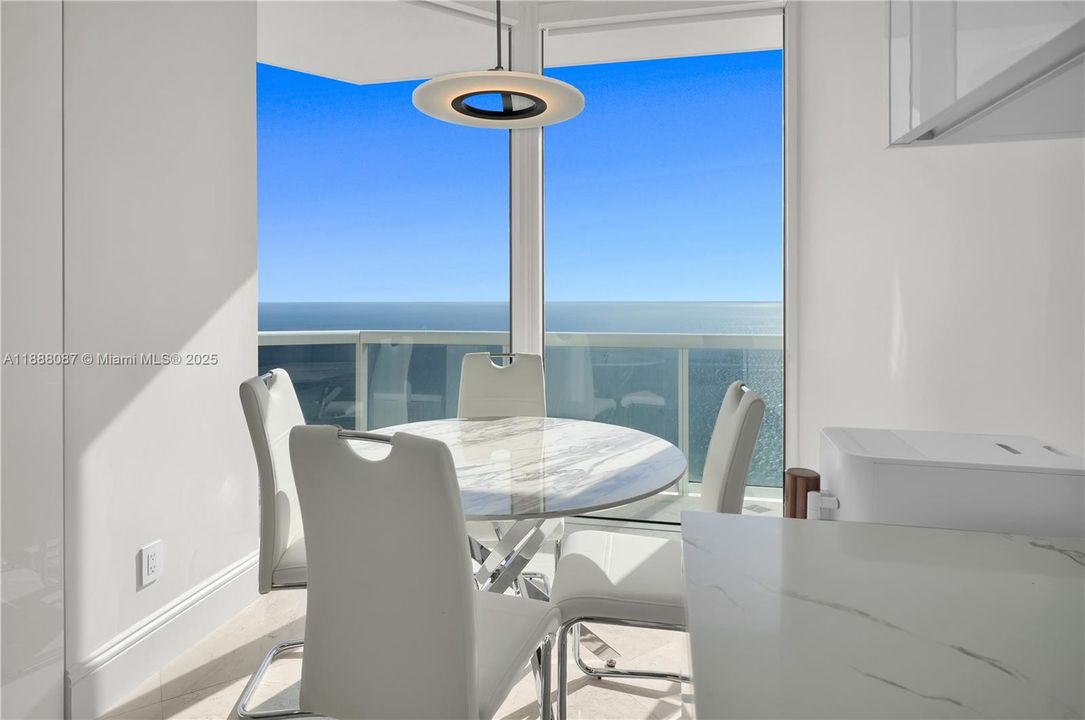 最近售出: $4,200,000 (3 贝兹, 3 浴室, 1940 平方英尺)