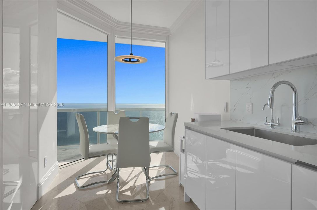 最近售出: $4,200,000 (3 贝兹, 3 浴室, 1940 平方英尺)