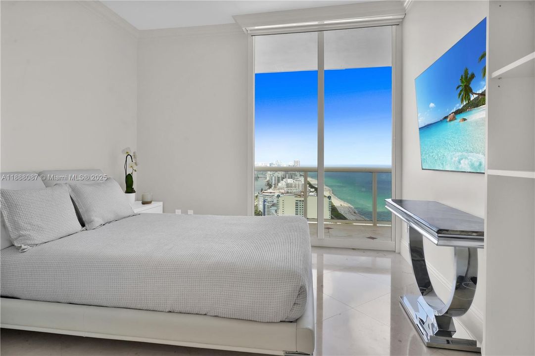 最近售出: $4,200,000 (3 贝兹, 3 浴室, 1940 平方英尺)