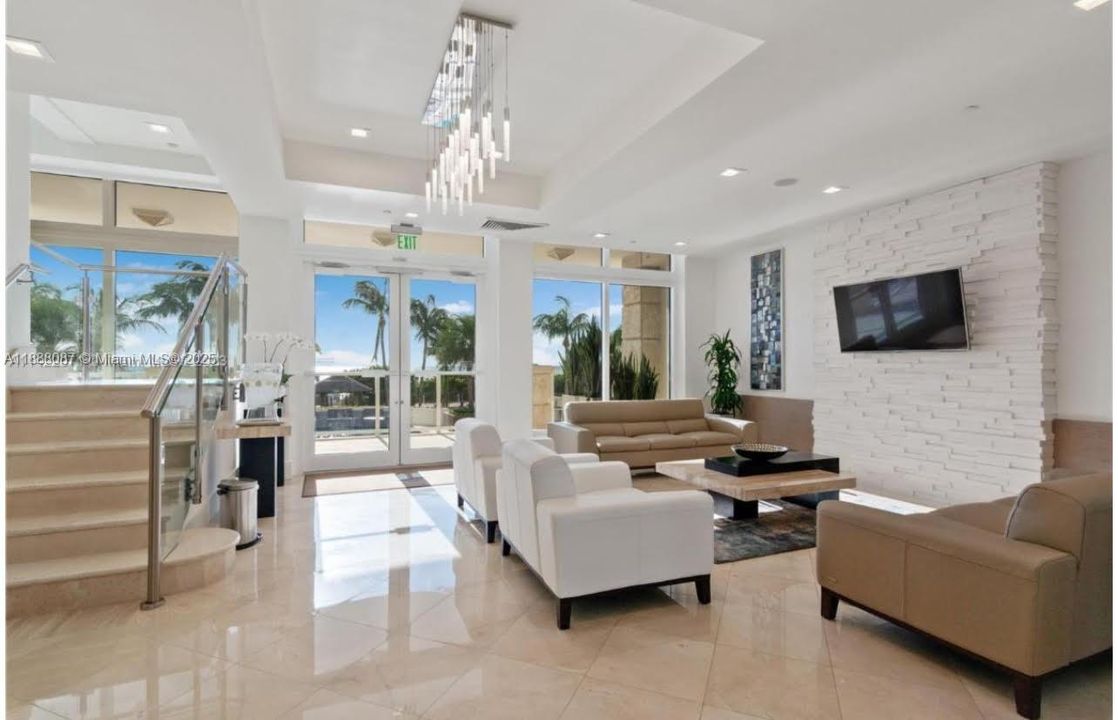 最近售出: $4,200,000 (3 贝兹, 3 浴室, 1940 平方英尺)