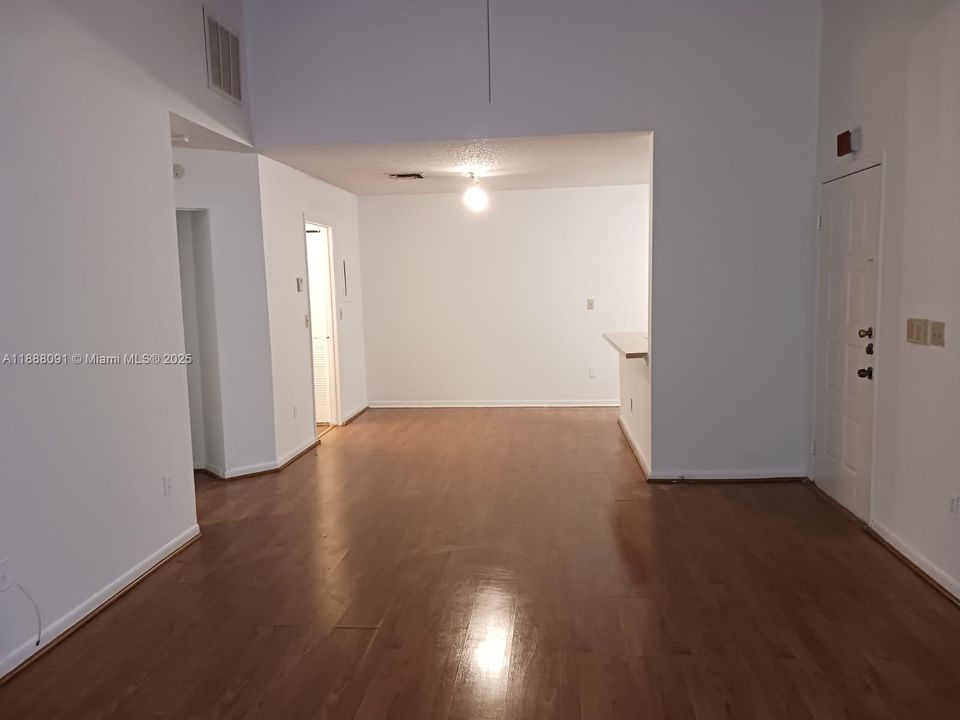 合同活跃: $1,700 (1 贝兹, 1 浴室, 782 平方英尺)