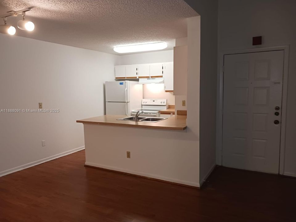 合同活跃: $1,700 (1 贝兹, 1 浴室, 782 平方英尺)