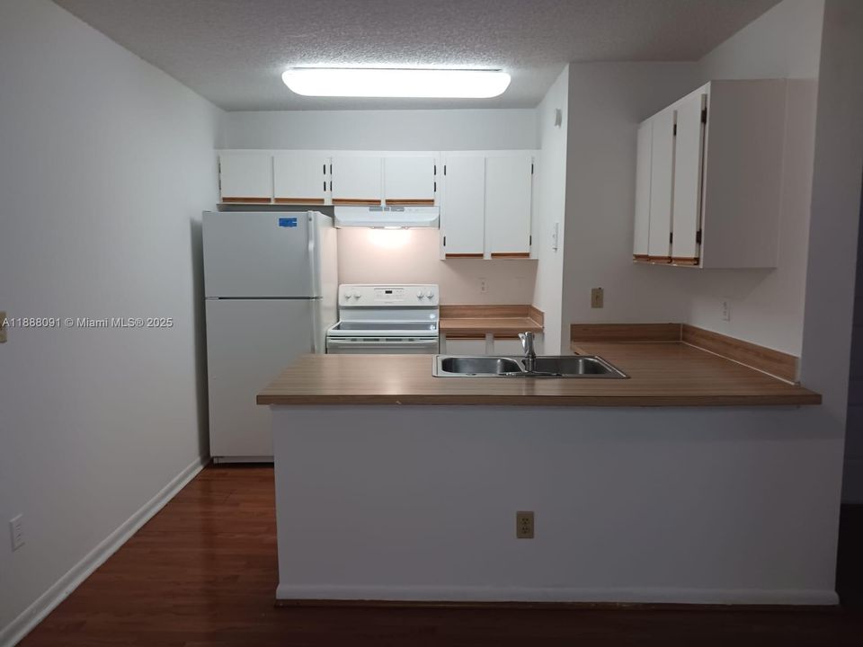 合同活跃: $1,700 (1 贝兹, 1 浴室, 782 平方英尺)