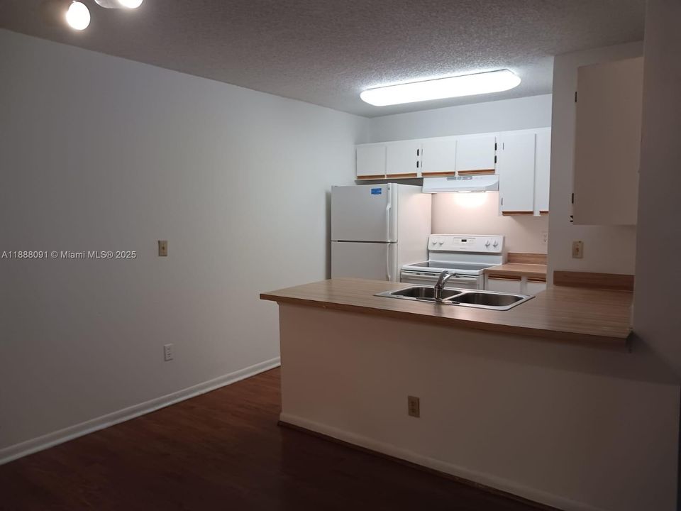 合同活跃: $1,700 (1 贝兹, 1 浴室, 782 平方英尺)