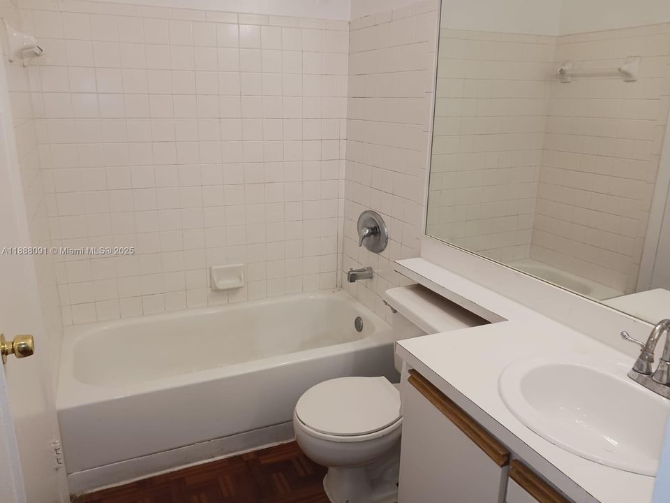 合同活跃: $1,700 (1 贝兹, 1 浴室, 782 平方英尺)