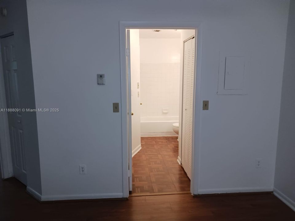 合同活跃: $1,700 (1 贝兹, 1 浴室, 782 平方英尺)