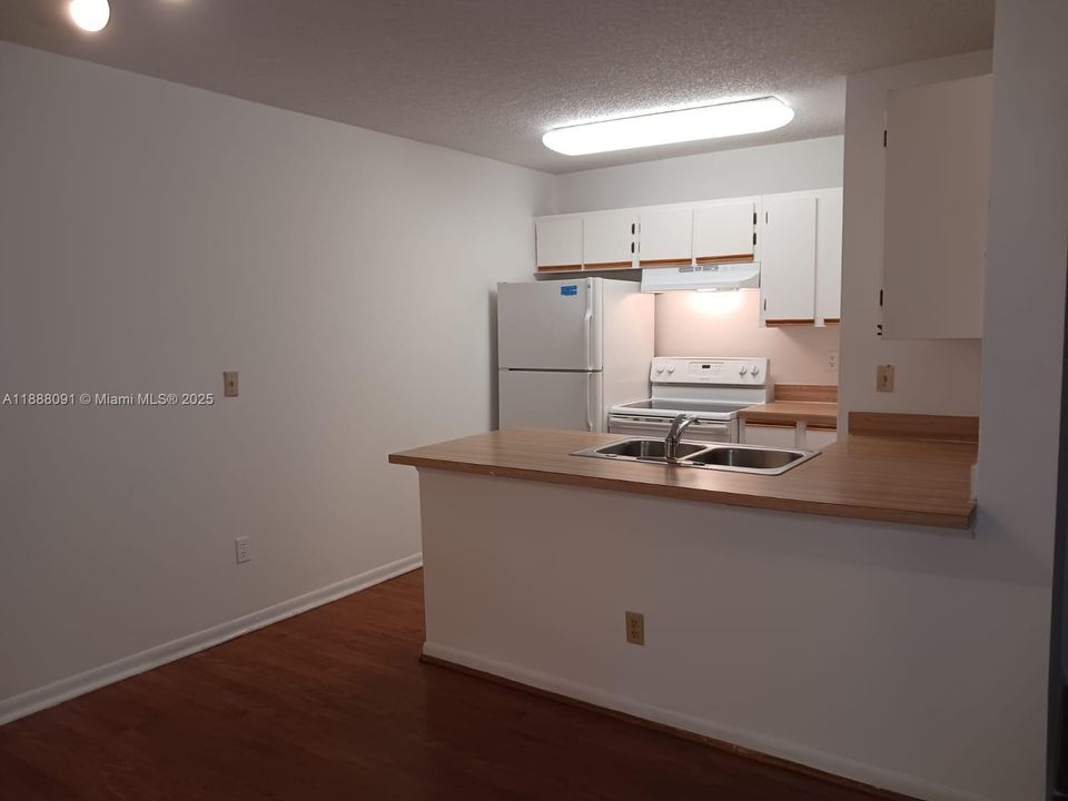 合同活跃: $1,700 (1 贝兹, 1 浴室, 782 平方英尺)