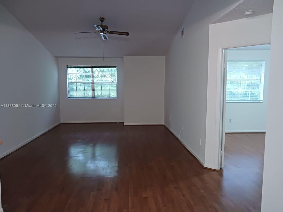 合同活跃: $1,700 (1 贝兹, 1 浴室, 782 平方英尺)