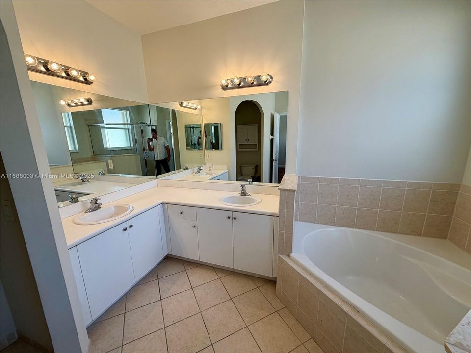 Active With Contract: $3,000 (3 beds, 2 baths, 1733 Square Feet)