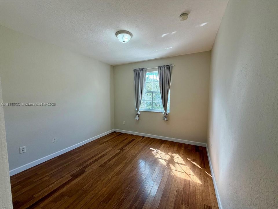 Active With Contract: $3,000 (3 beds, 2 baths, 1733 Square Feet)