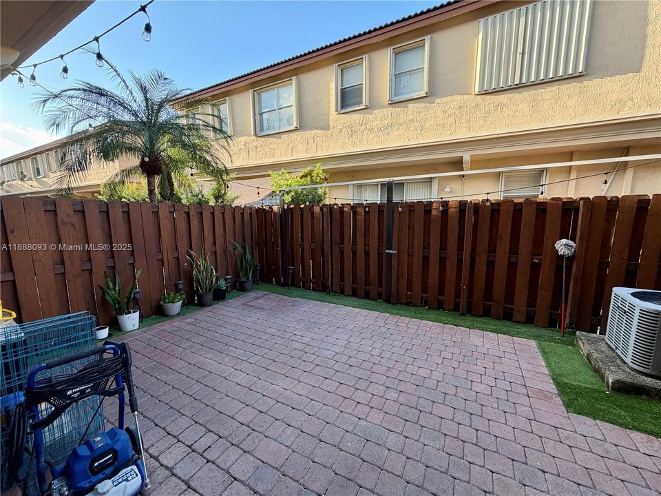 Active With Contract: $3,000 (3 beds, 2 baths, 1733 Square Feet)