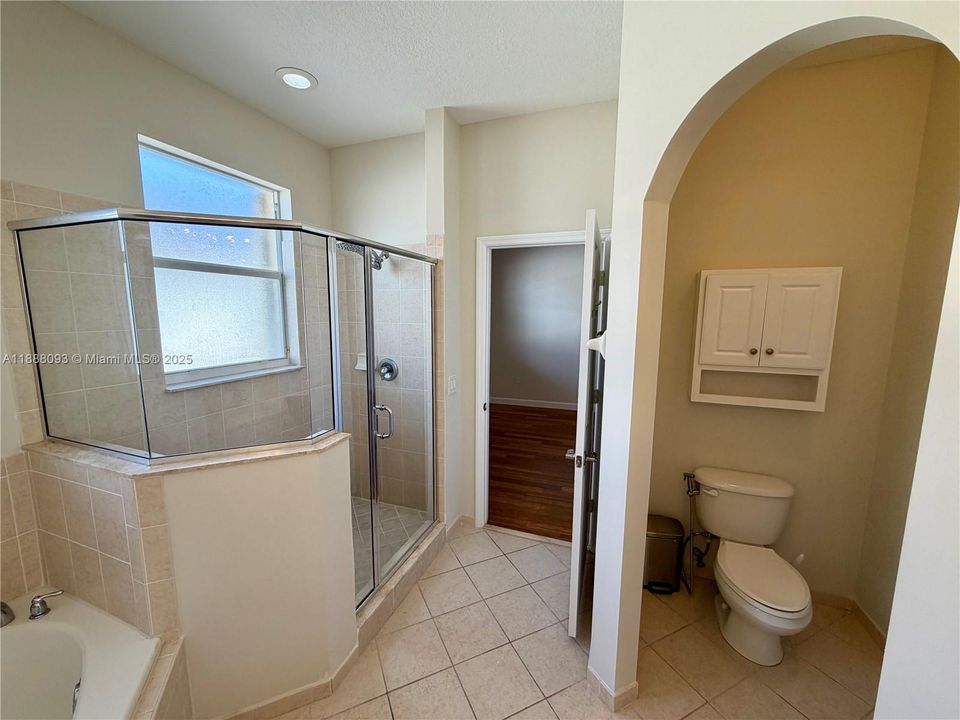 Active With Contract: $3,000 (3 beds, 2 baths, 1733 Square Feet)