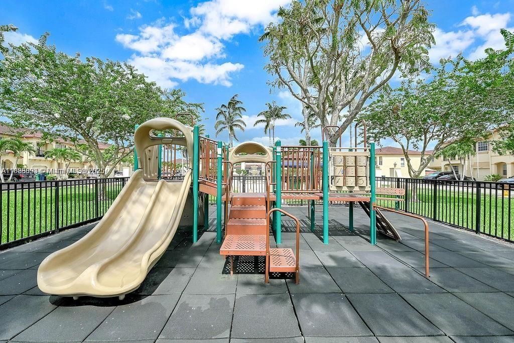 Active With Contract: $3,000 (3 beds, 2 baths, 1733 Square Feet)