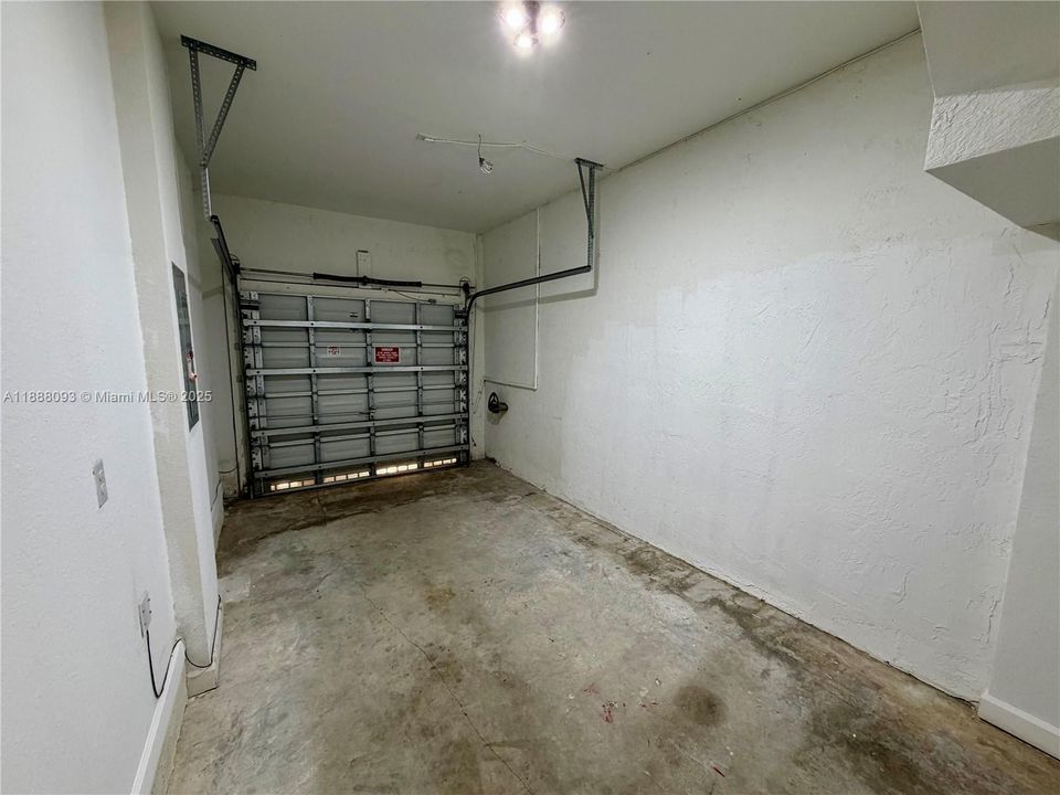 Active With Contract: $3,000 (3 beds, 2 baths, 1733 Square Feet)