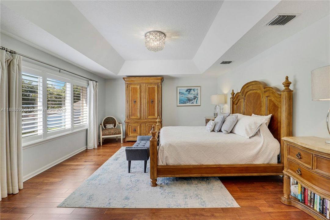 最近售出: $1,274,999 (4 贝兹, 2 浴室, 2928 平方英尺)