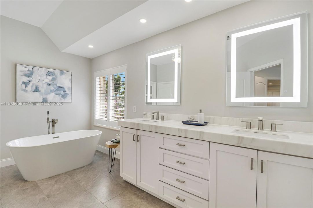 最近售出: $1,274,999 (4 贝兹, 2 浴室, 2928 平方英尺)