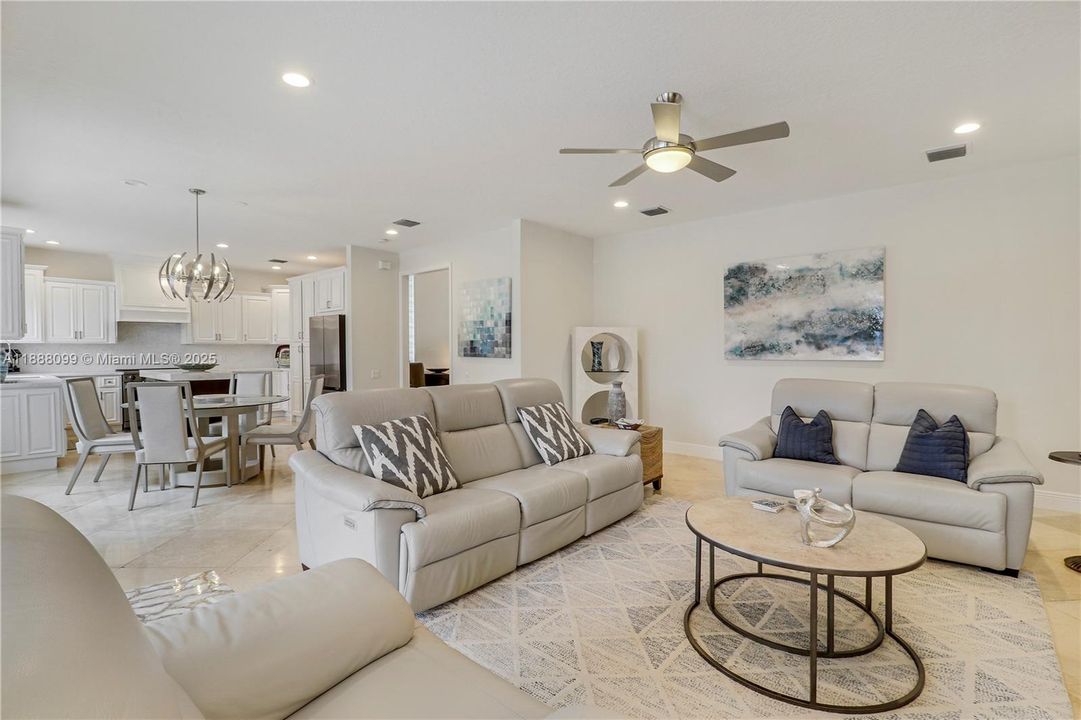 最近售出: $1,274,999 (4 贝兹, 2 浴室, 2928 平方英尺)