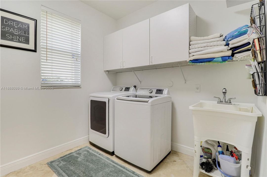 最近售出: $1,274,999 (4 贝兹, 2 浴室, 2928 平方英尺)