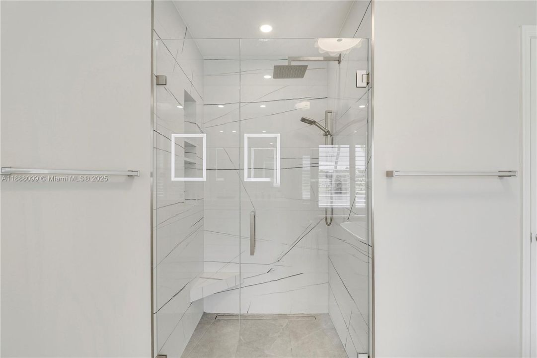 最近售出: $1,274,999 (4 贝兹, 2 浴室, 2928 平方英尺)