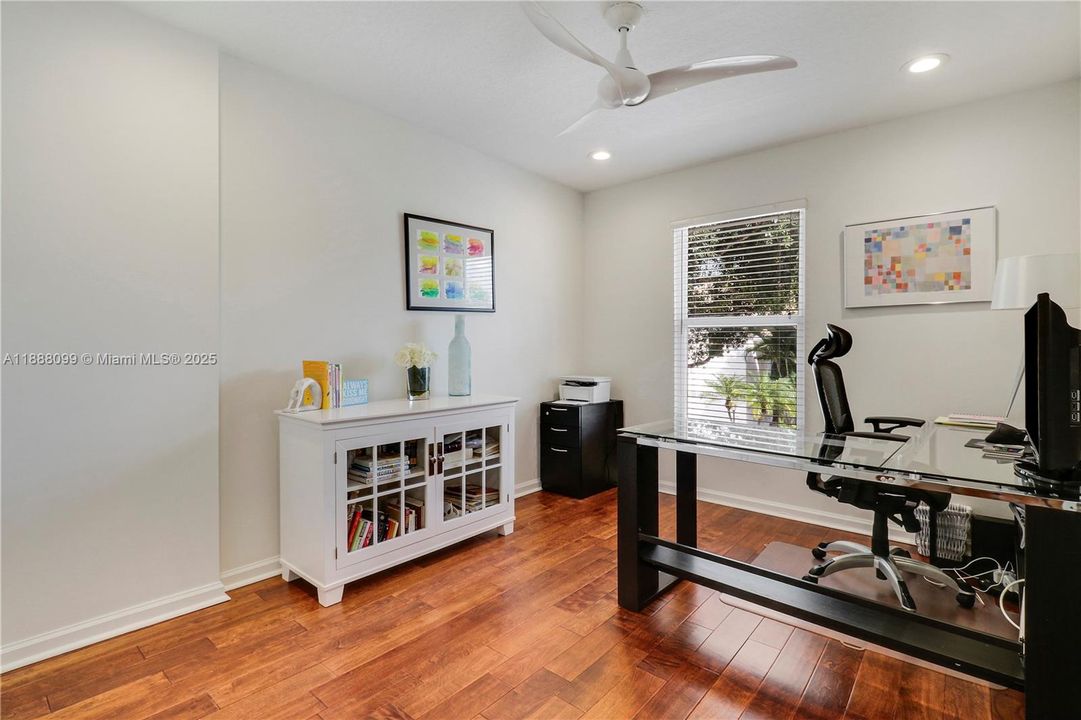 最近售出: $1,274,999 (4 贝兹, 2 浴室, 2928 平方英尺)