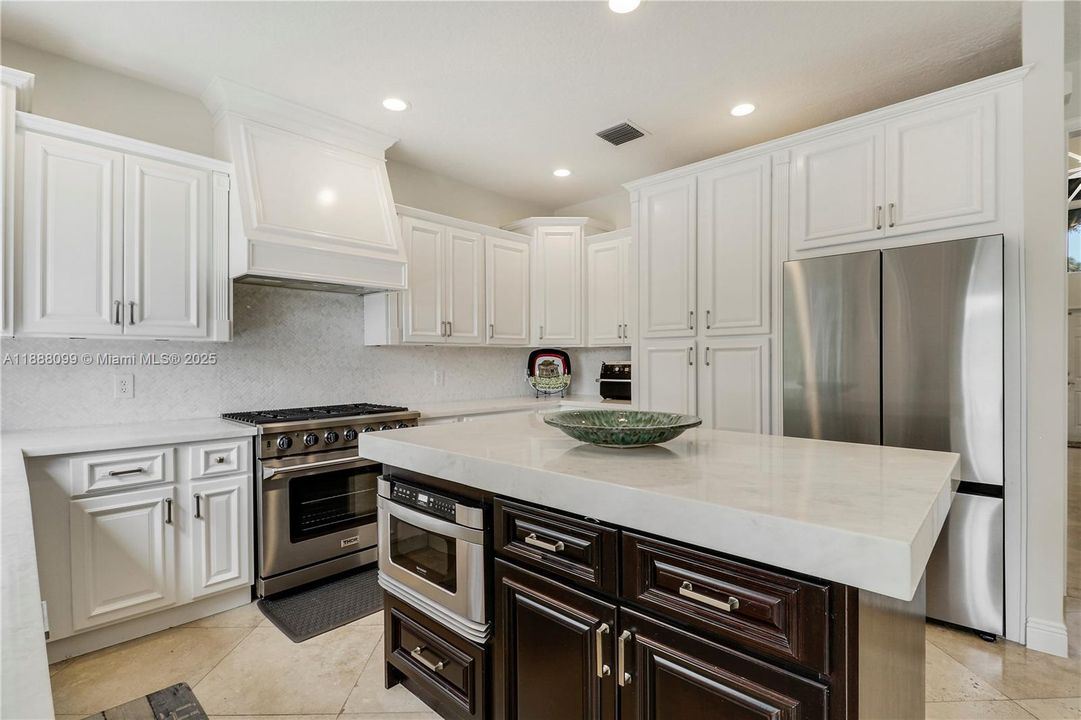 最近售出: $1,274,999 (4 贝兹, 2 浴室, 2928 平方英尺)