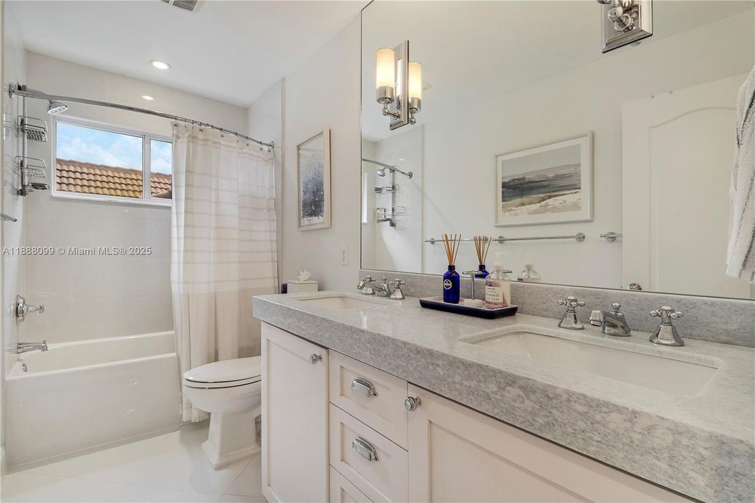 最近售出: $1,274,999 (4 贝兹, 2 浴室, 2928 平方英尺)