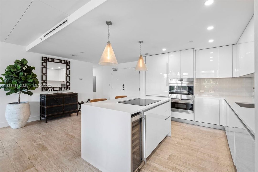 For Sale: $2,389,000 (2 beds, 2 baths, 1440 Square Feet)