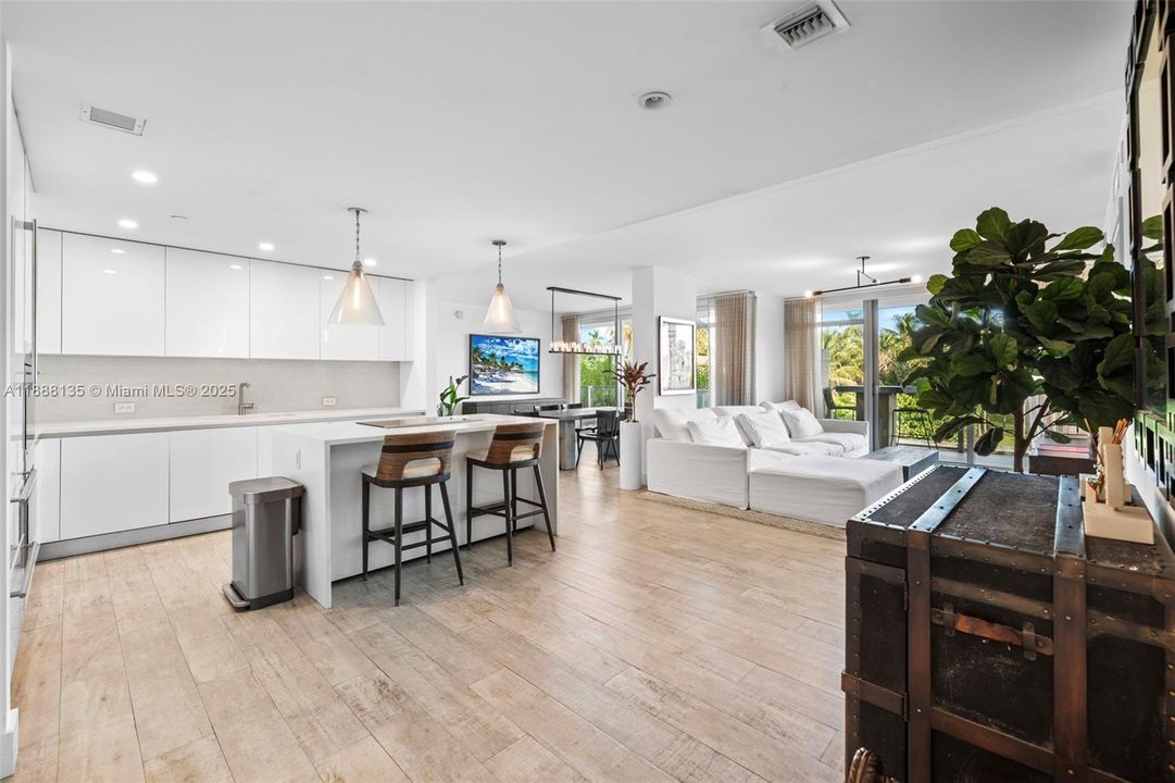 For Sale: $2,389,000 (2 beds, 2 baths, 1440 Square Feet)