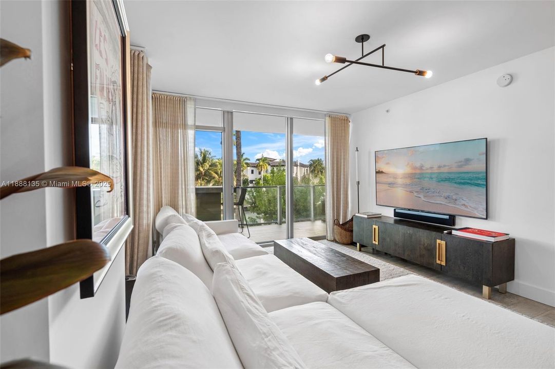 For Sale: $2,389,000 (2 beds, 2 baths, 1440 Square Feet)