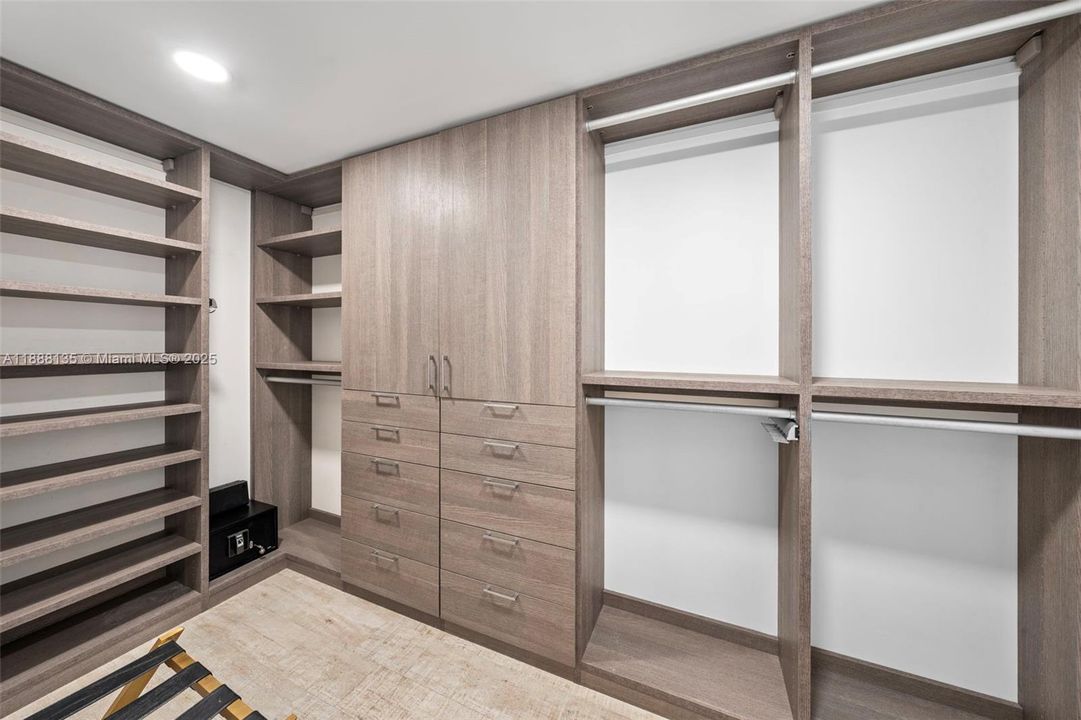 For Sale: $2,389,000 (2 beds, 2 baths, 1440 Square Feet)