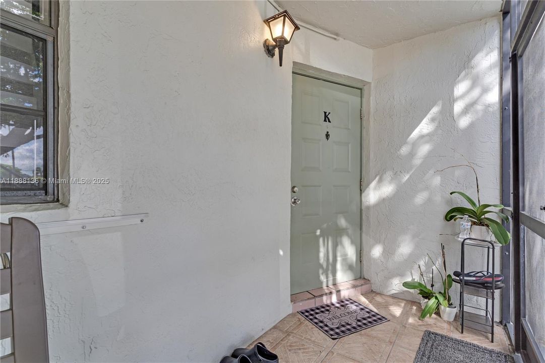 PRIVATE SCREENED ENTRANCE