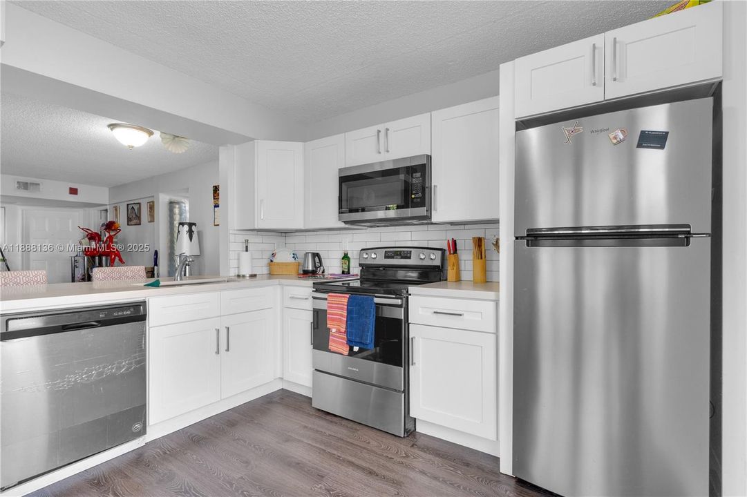 Active With Contract: $240,000 (3 beds, 2 baths, 1195 Square Feet)