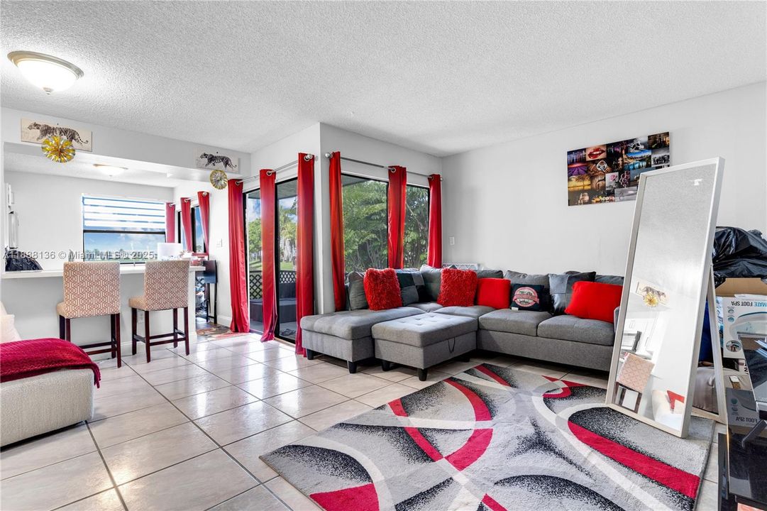 WATERVIEWS FROM LIVING & KITCHEN