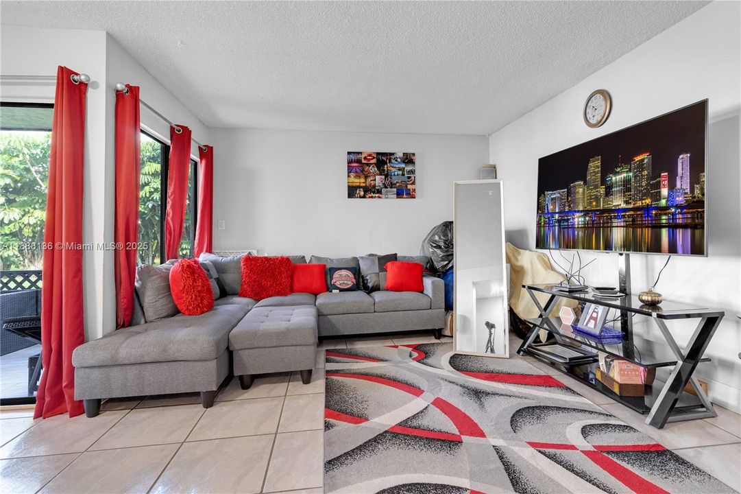 LOTS OF NATURAL LIGHT