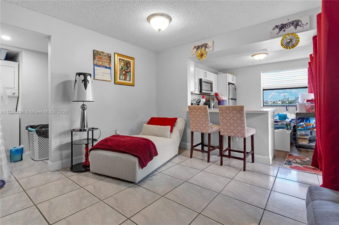 Active With Contract: $240,000 (3 beds, 2 baths, 1195 Square Feet)