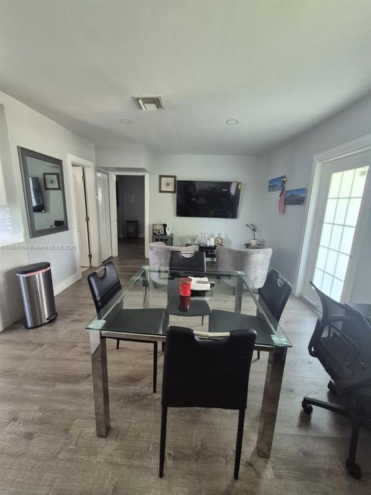 合同活跃: $430,000 (2 贝兹, 2 浴室, 737 平方英尺)