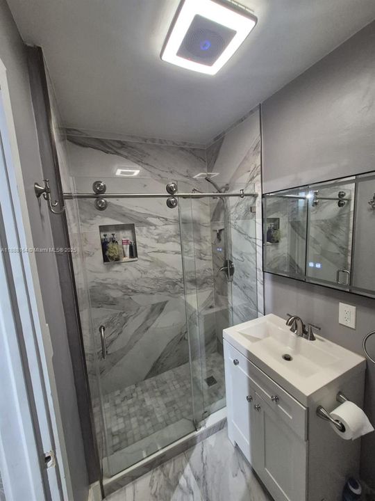 合同活跃: $430,000 (2 贝兹, 2 浴室, 737 平方英尺)