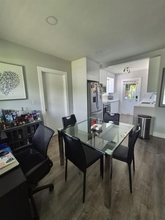 合同活跃: $430,000 (2 贝兹, 2 浴室, 737 平方英尺)